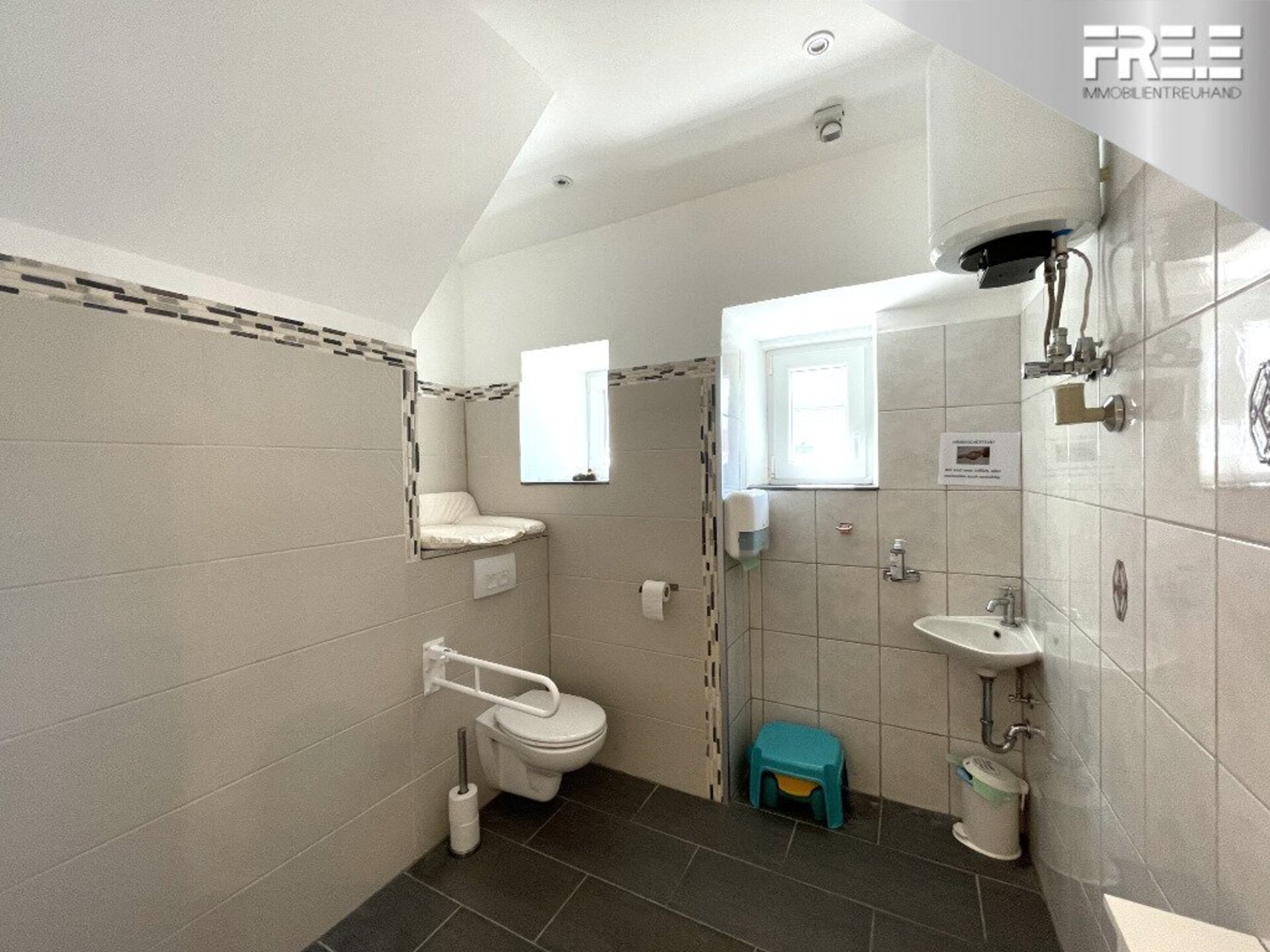 barrierefreies WC mit viel Platz